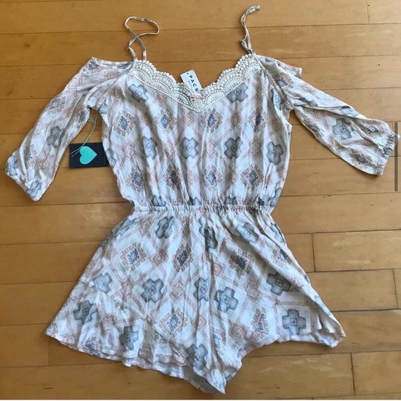 🆕Kendall & Kylie Cold Shoulder Printed Romper - Picture 5 of 8